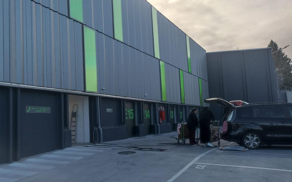 Une famille décharge ses affaires d'une camionnette pour les mettre dans le débarras qu'elle loue à Cityo, à Alcobendas