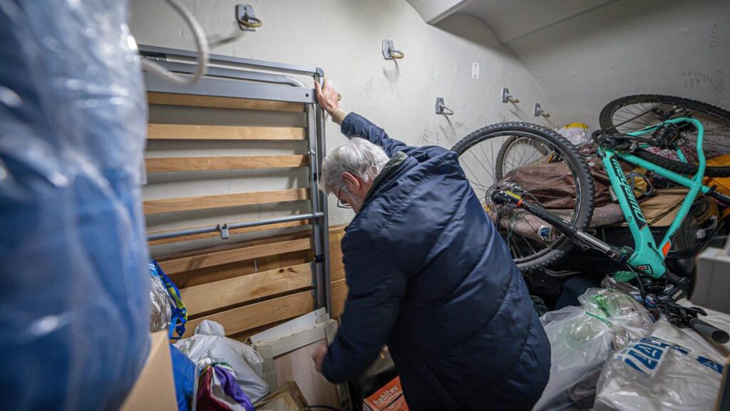 Barcelona 02/01/2026 Barcelona. El boom de los trasteros se dispara al reducirse el tamaño de las viviendas y por los cambios de vida: "En casa no tengo ya espacio". Imágenes de distintas empresas de trasteros urbanos en el centro de Barcelona: Blue space, oh my box, trasters urbans, central trasteros...En la imágen, un particular tiene alquilado un trastero en los bajos de un piso del eixample. AUTOR: MANU MITRU