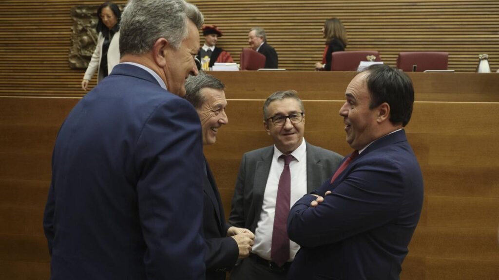 Llorca habla con los consellers Rovira, Gómez y Martínez Mus tras su toma de posesión en las Corts.
