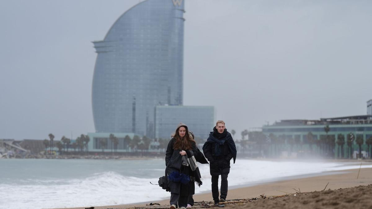 Vecinos de Barcelona pasean bajo la lluvia durante el temporal, a 19 de enero de 2026, en Barcelona