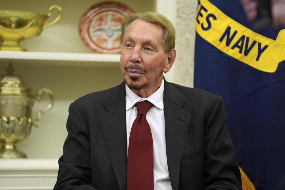 Larry Ellison, président et directeur de la technologie d'Oracle Corporation, est assis dans le bureau ovale de la Maison Blanche alors que le président Donald Trump signe un décret, le lundi 3 février 2025, à Washington. (Photo AP/Evan Vucci)