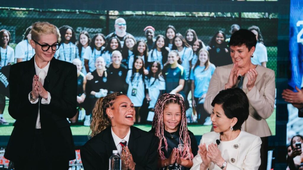 Trinity Rodman duante la firma de su renovación.