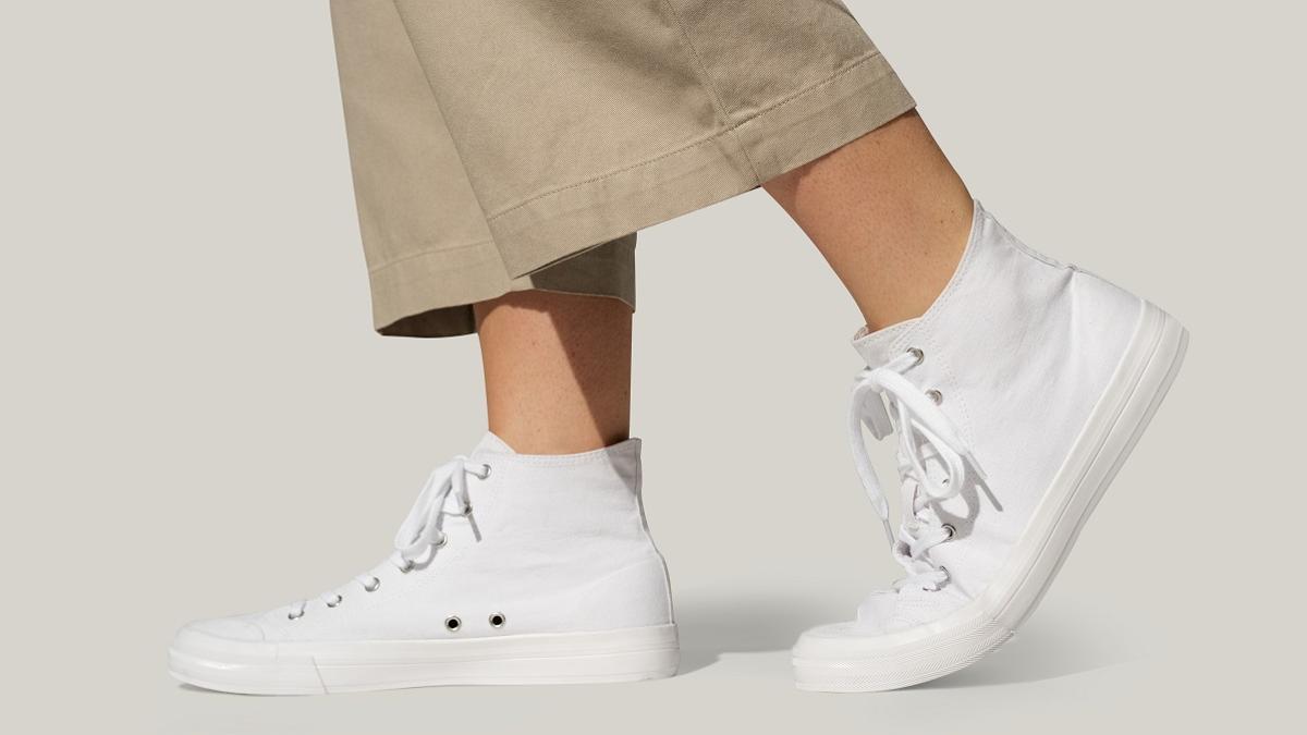 Cómo limpiar tus zapatillas de tela blancas para que queden impecables.
