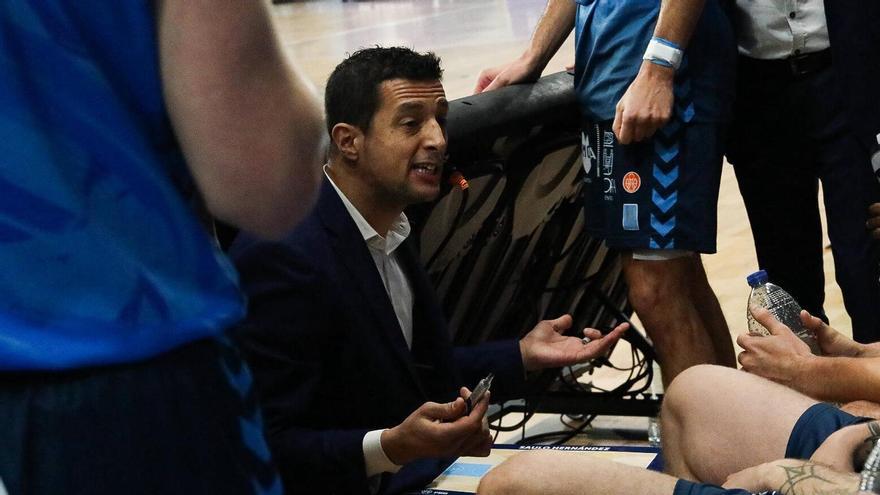 Saulo Hernández, durante un tiempo muerto ante Melilla Baloncesto.