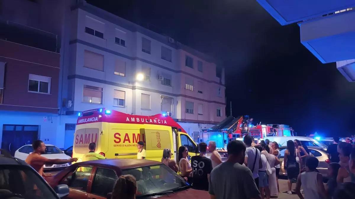 Vídeo grabado la noche del incendio que recoge la atención sanitaria al hijo de la víctima y a una vecina.
