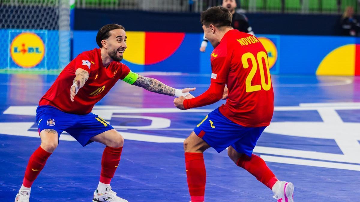 Novoa celebra su gol con España