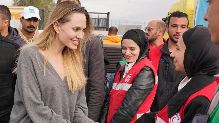 Angelina Jolie saluda a trabajadoras de la Media Luna Roja durante su visita al cruce de Rafah, este viernes.