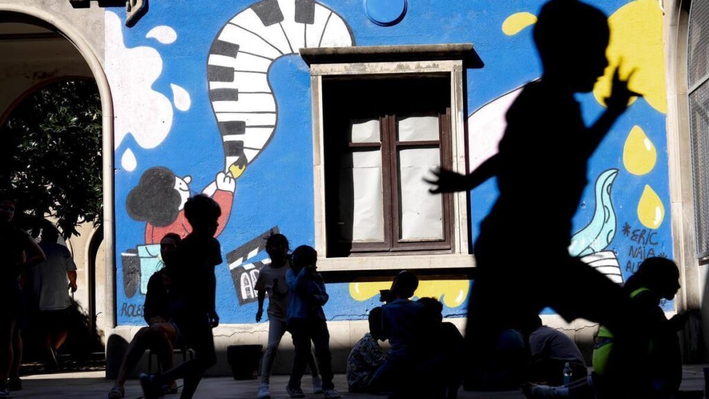 Un grupo de niños juegan en el patio de una escuela de Barcelona.