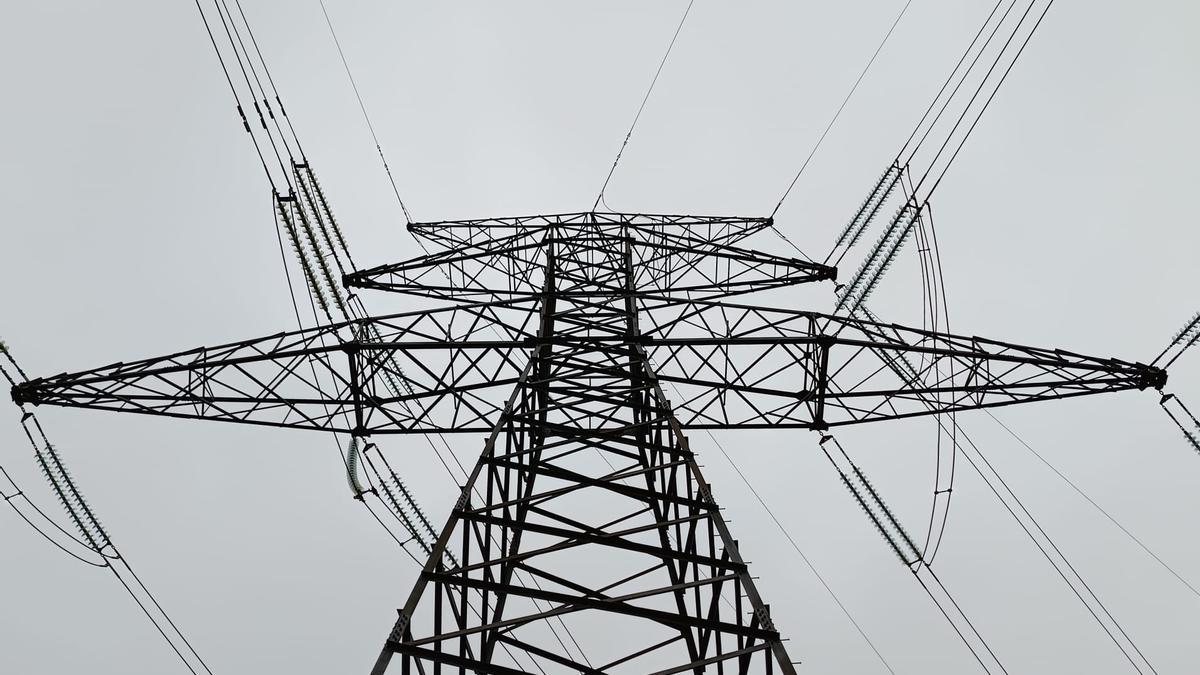Una torre de la red de transporte de electricidad.