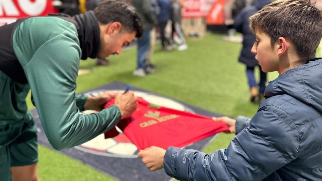 Un aficionado zamorano pide un autógrafo a un jugador del Zamora CF