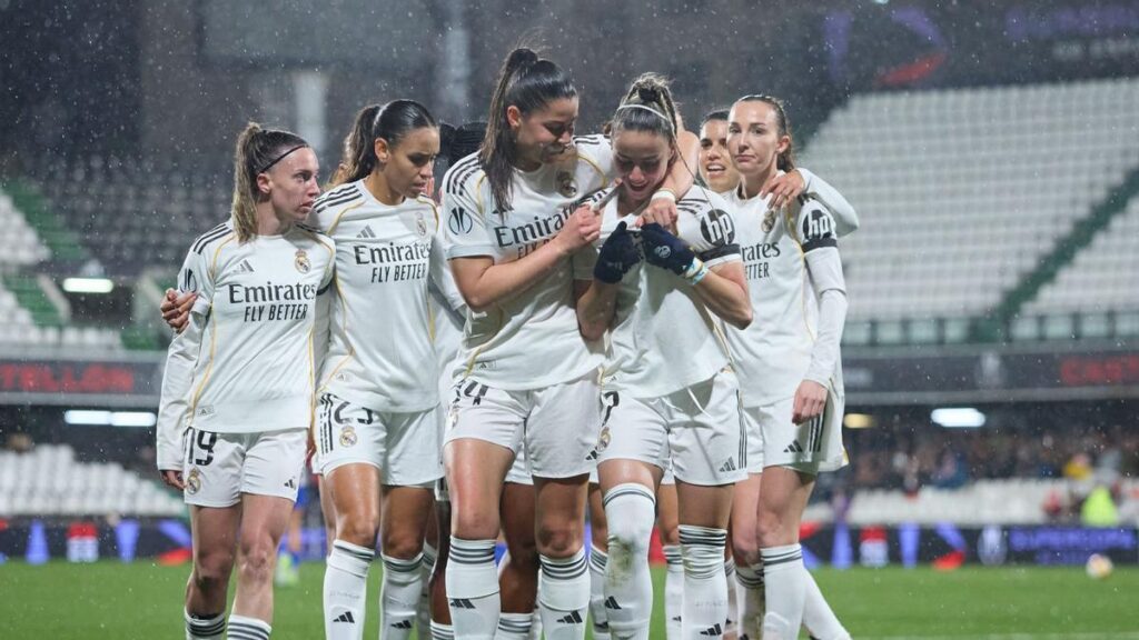 Athenea del Castillo celebrando su gol en la semifinal de la Supercopa