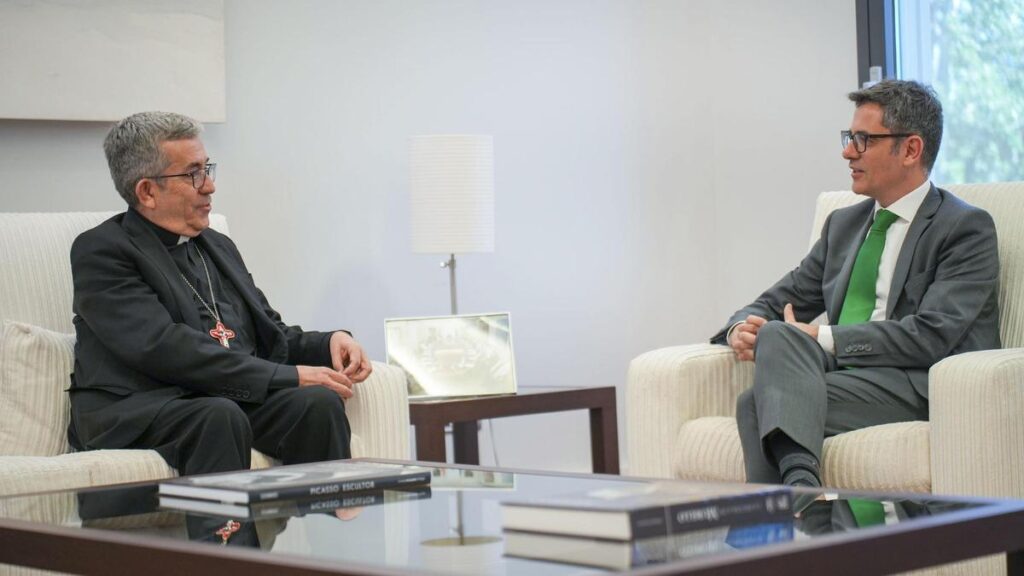 El ministro de Presidencia y Justicia, Félix Bolaños, durante su reunión con el presidente de la Conferencia Episcopal Española (CEE), Luis Argüello, en abril de 2024 en La Moncloa.