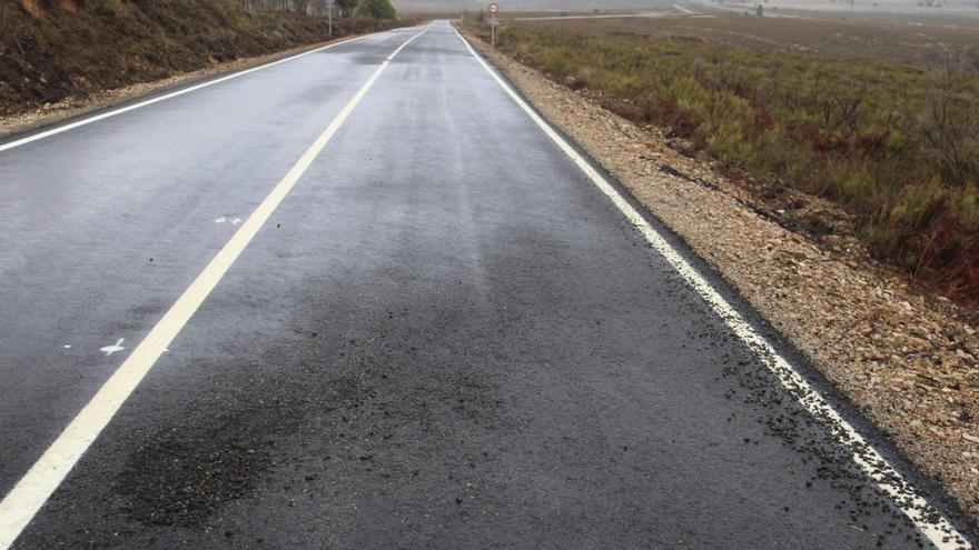 Imagen del camino vecinal asfaltado en el que han aflorado los primeros baches tras las obras ejecutadas.