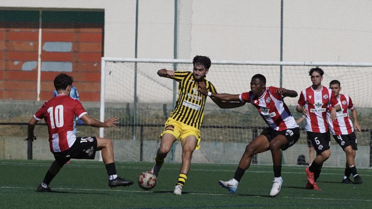 Un jugador del Moraleja CF golpea el balón en un duelo anterior.
