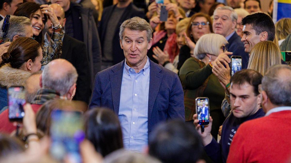 Alberto Núñez Feijóo entra en el salón del congreso del PP.