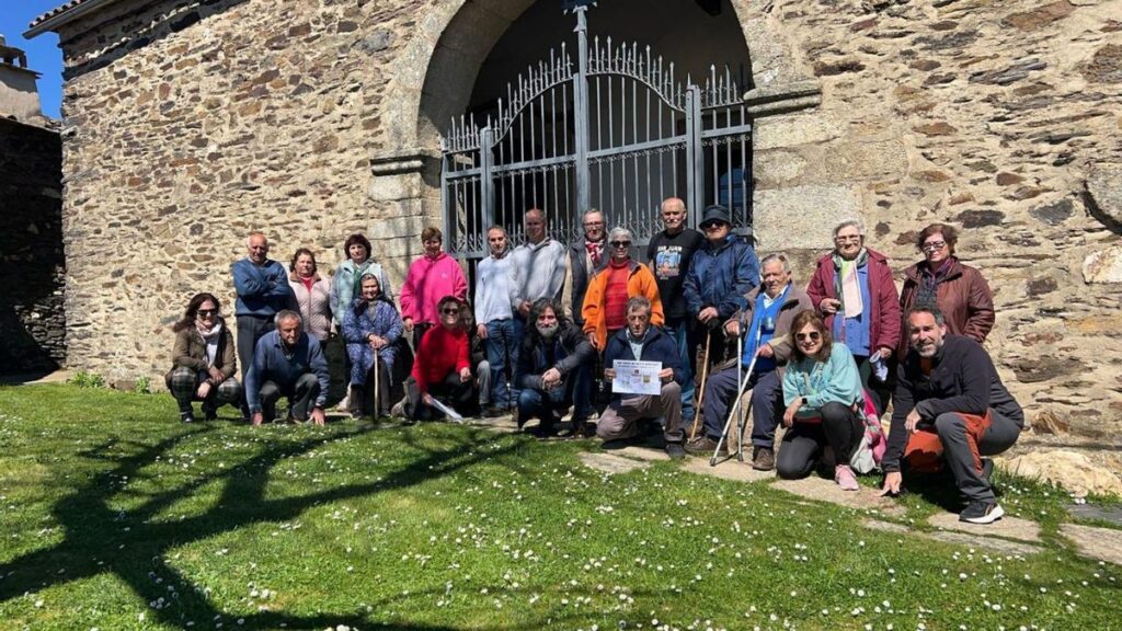 Vecinos de San Juan del Rebollar, en una de las concentraciones celebradas en el medio rural zamorano.