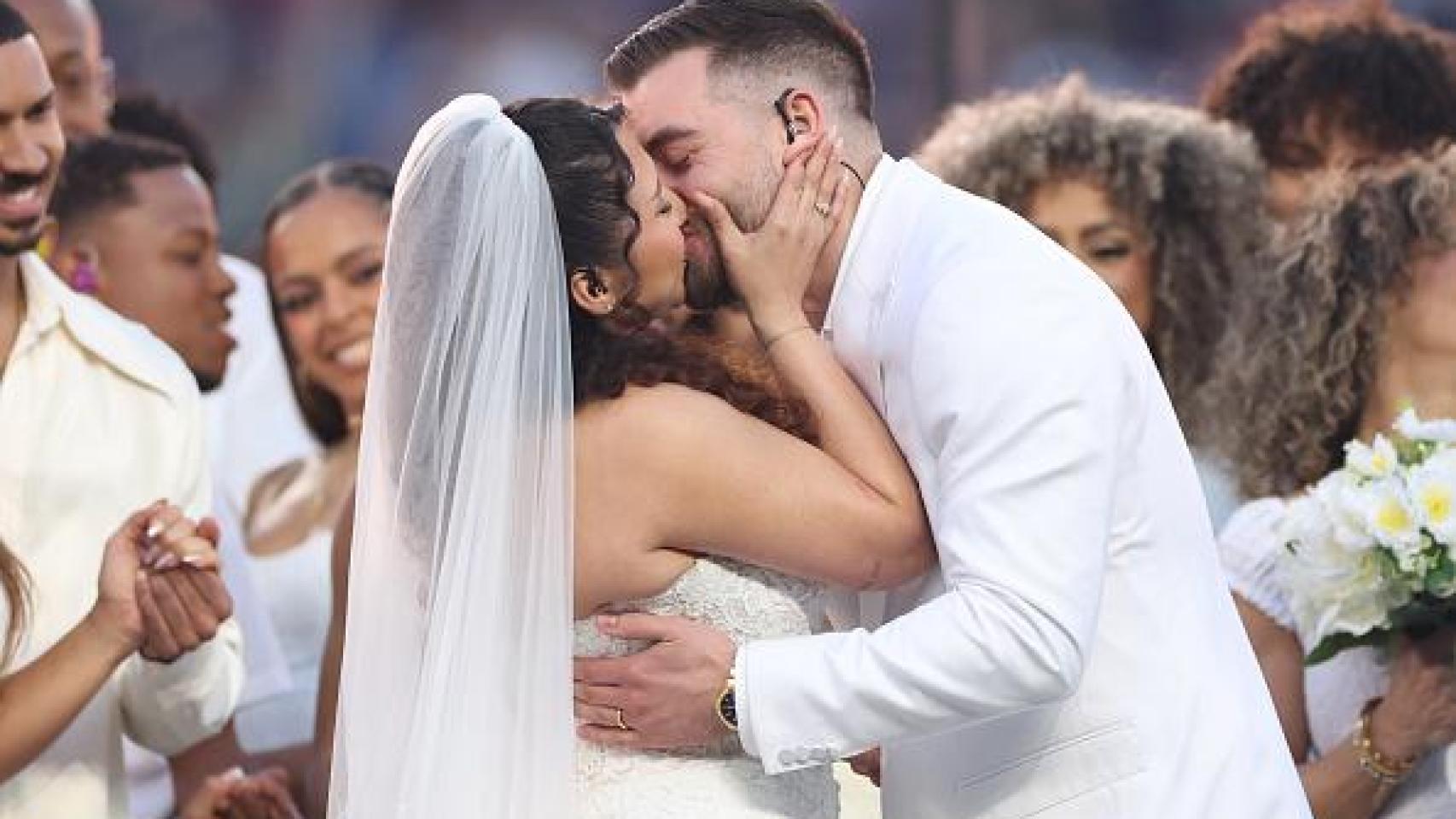 Tommy Wolter et Elly Bean, le couple d'infirmières qui se sont mariés au Super Bowl devant 127 millions de téléspectateurs