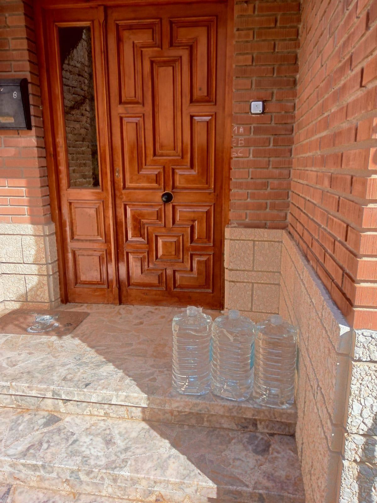 Bouteilles distribuées par la Mairie aux foyers de Carracedo.