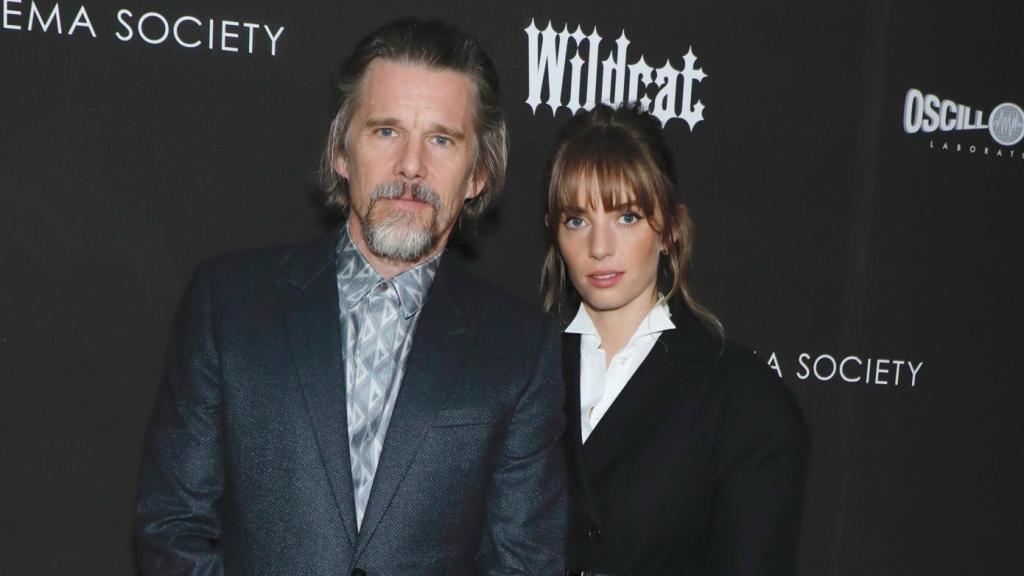 Maya Hawke et son père Ethan lors d'un événement public.