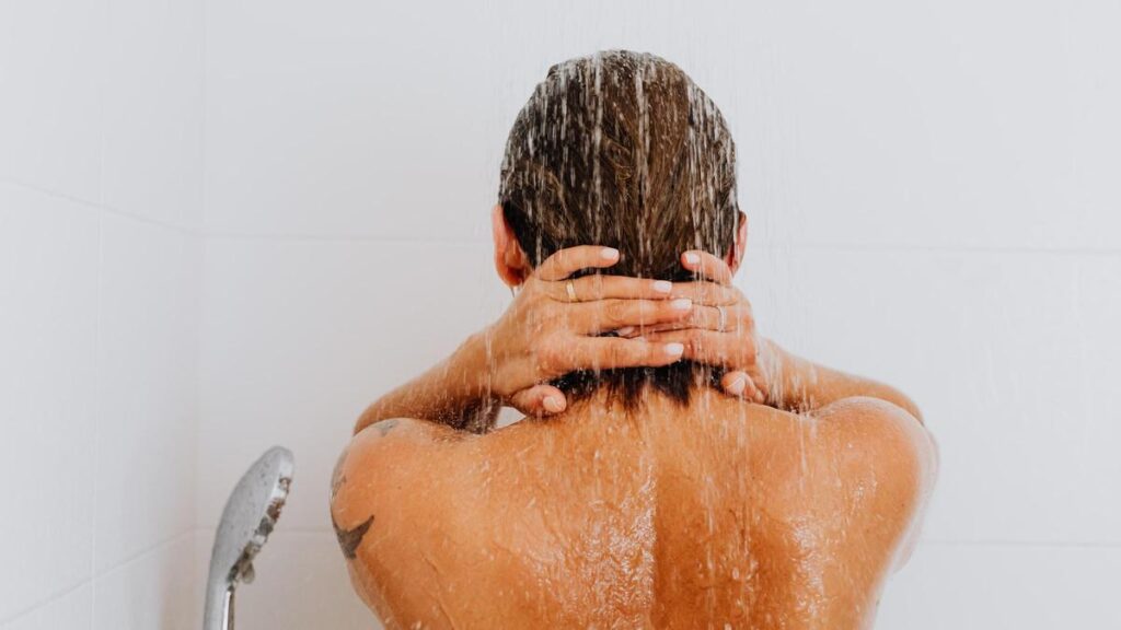ASTUCE SHAMPOOING AU SEL | L'astuce de mettre du sel dans le shampoing que de plus en plus de gens copient : voici la raison