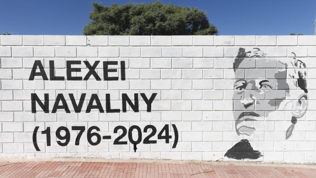 Un mural sobre el fallecido opositor ruso Alexei Navalni.