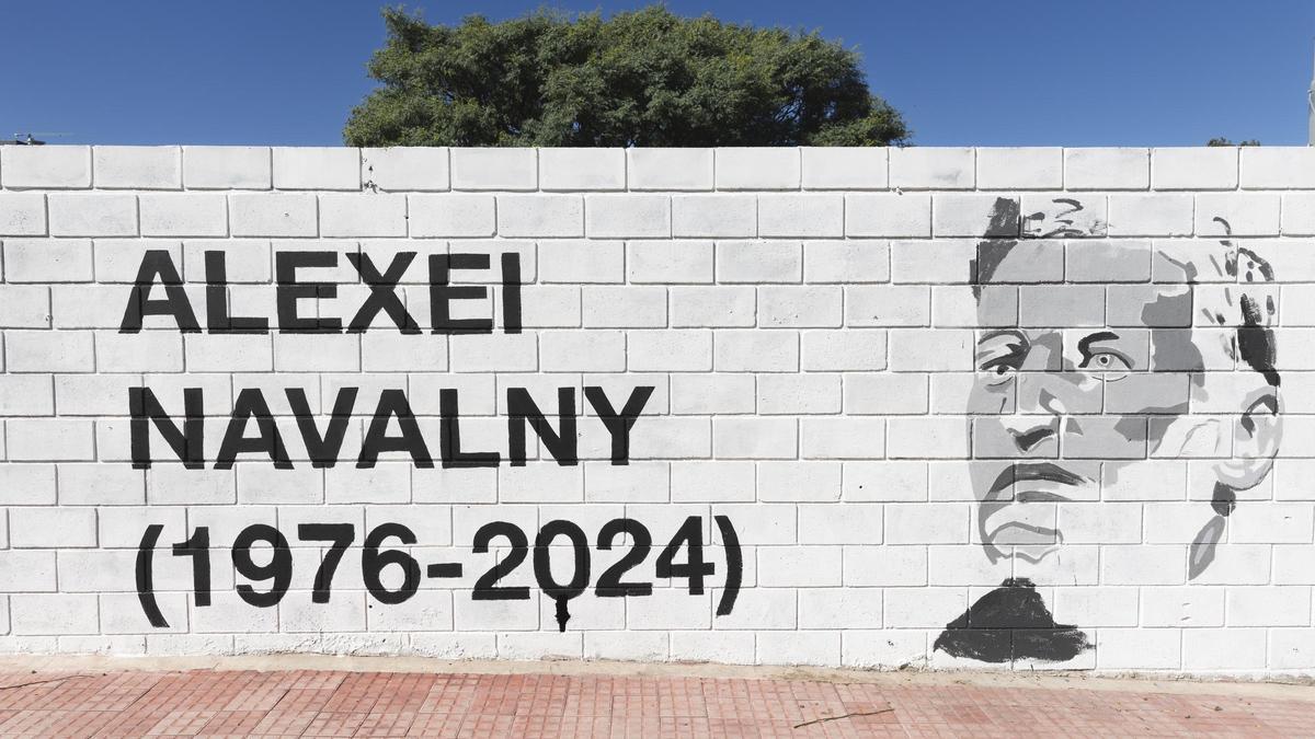 Un mural sobre el fallecido opositor ruso Alexei Navalni.