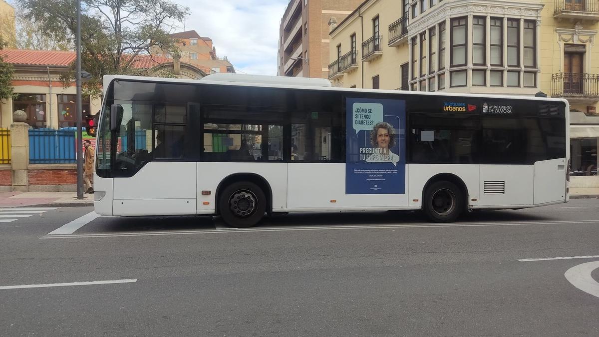 Une jeune femme dénonce le chauffeur du bus de Zamora qui lui a proposé de "faire un plan à trois"