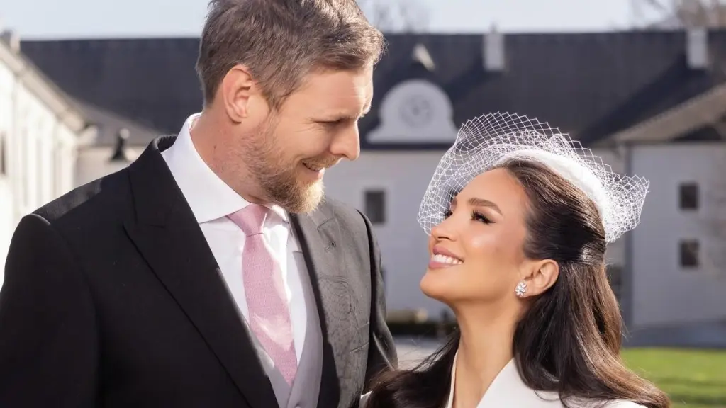 Le tout nouveau couple, se regardant avec amour, le jour de leur mariage.