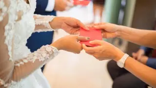 Mariée recevant un cadeau lors de son mariage.