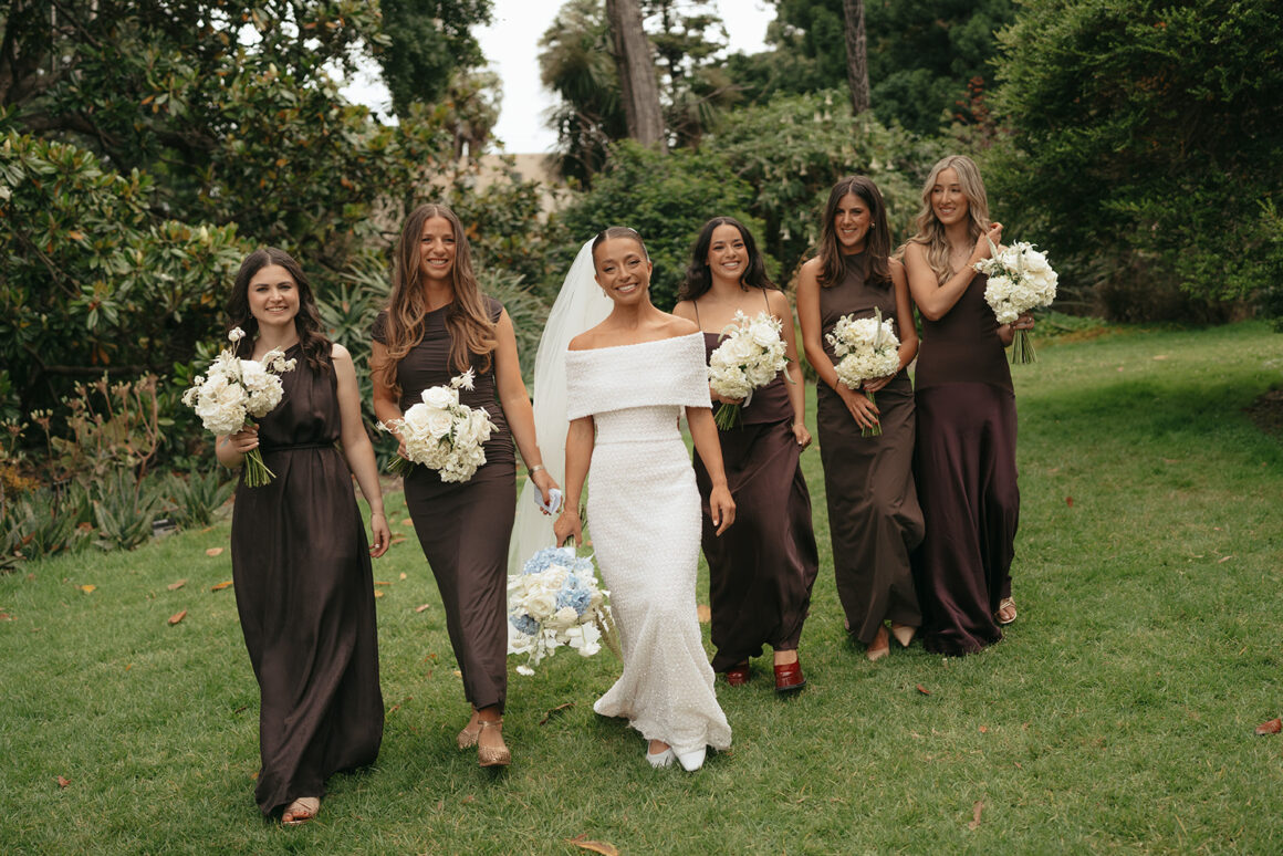 mariée et noce en robes de demoiselles d'honneur marron