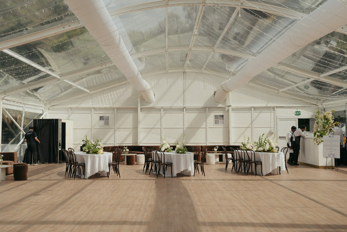 Réception de mariage dans un grand jardin à Melbourne avec une configuration de style cocktail et une palette de couleurs terreuses