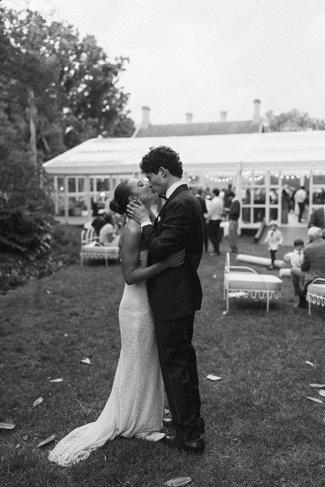 Portrait romantique de couple noir et blanc dans les jardins de Melbourne avec toile de fond de verdure naturelle