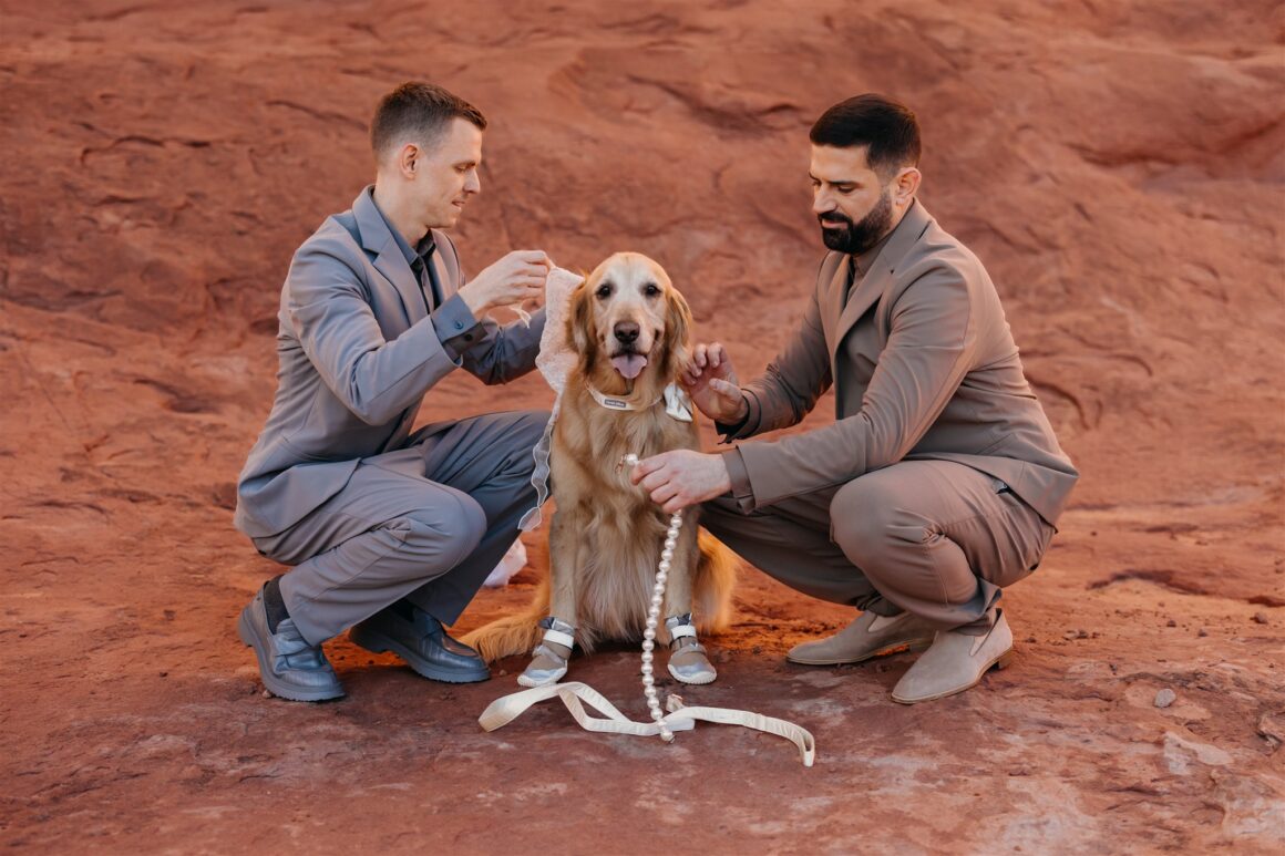 Moment de mariage intime avec un couple et un chien lors d'une cérémonie spirituelle dans le désert de Moab