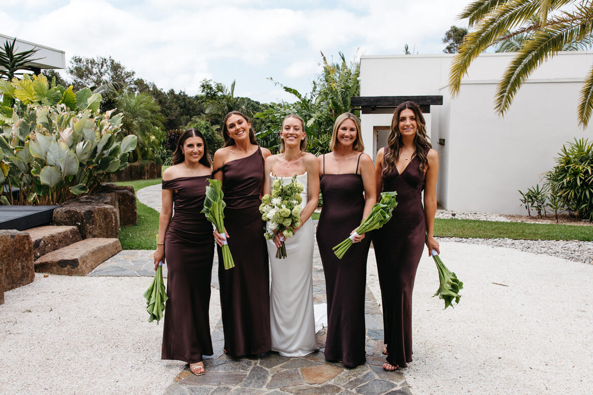 Demoiselles d'honneur portant des robes marron Bec et Bridge tenant des bouquets verts uniques