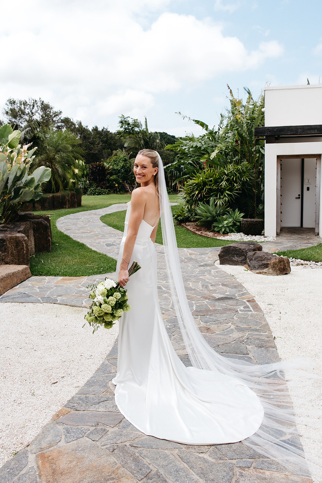 Lieu de mariage à destination de Byron Bay, avec des collines vallonnées et une ambiance détendue de la campagne côtière