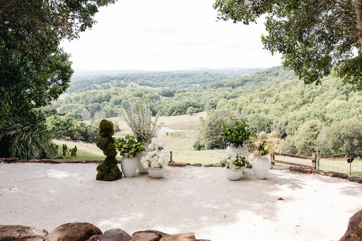 Configuration de la cérémonie de mariage à Earth House avec des tons naturels et un style décontracté