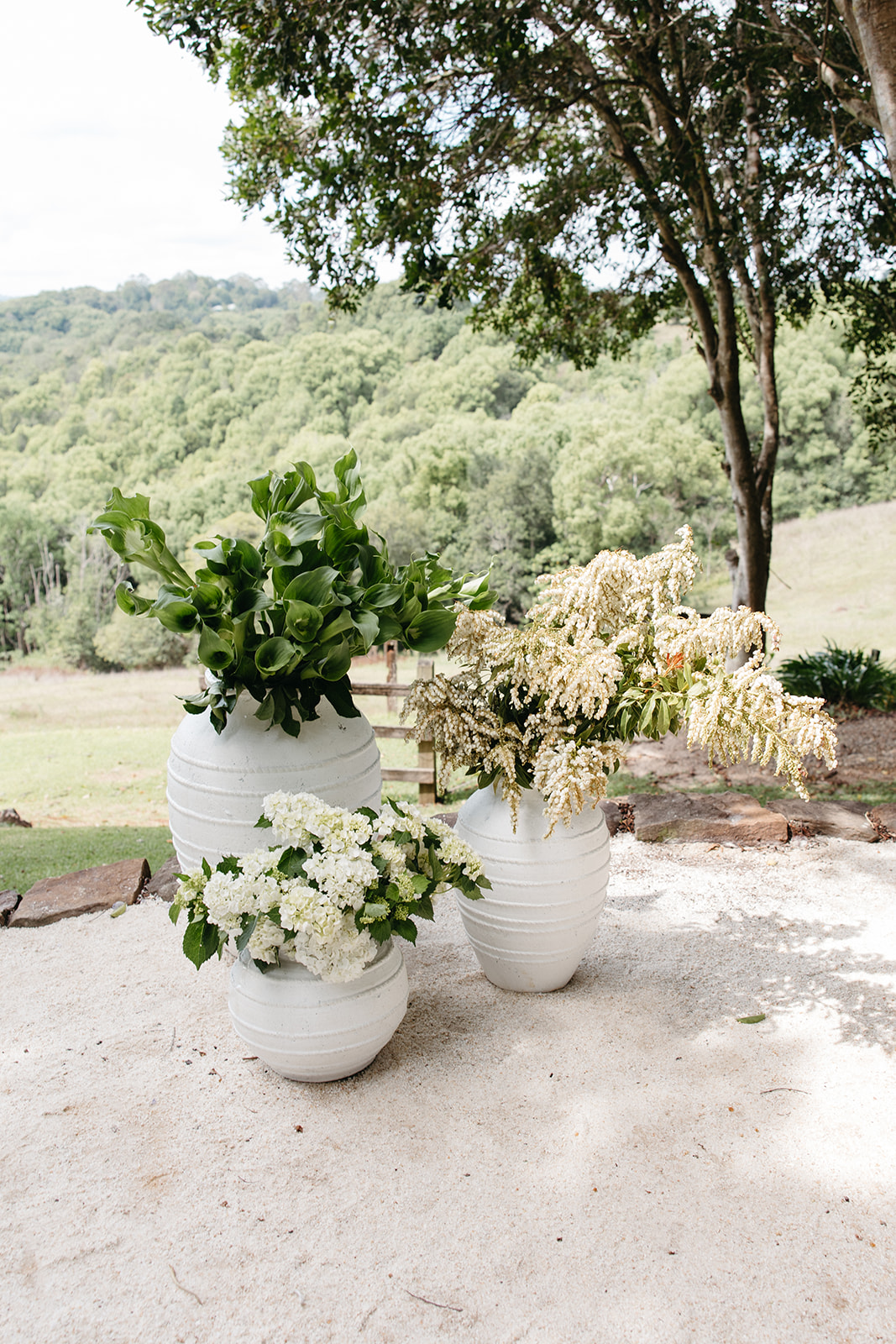fleurs de mariage modernes et luxuriantes à Earth House Byron Bay