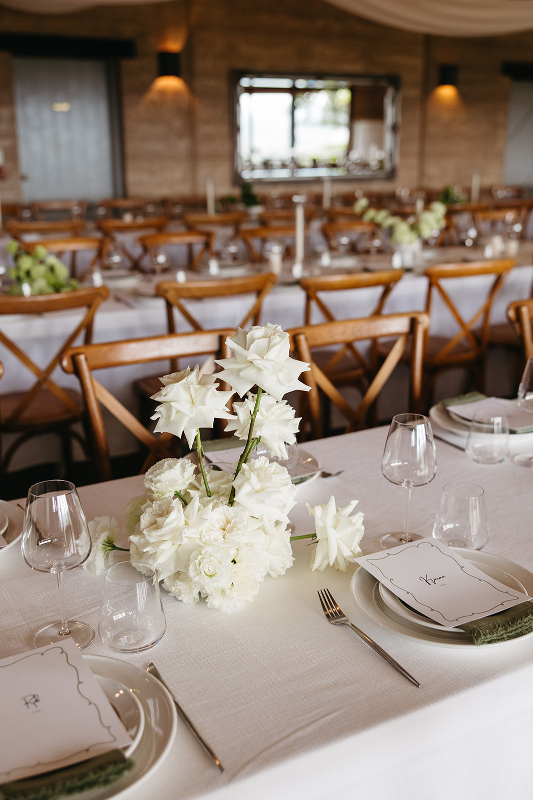Style de table de mariage avec des tons terreux, des bougies et des draps texturés