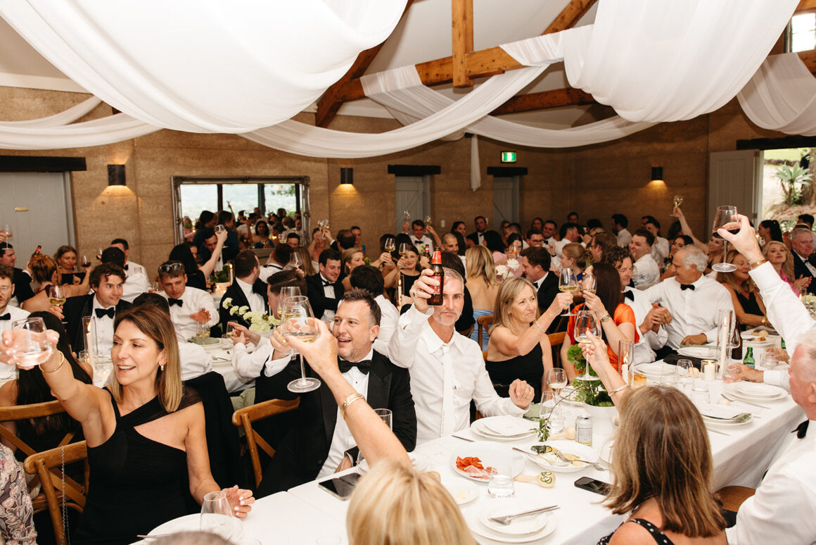 Dîner de mariage à Byron Bay avec vin coulant, nourriture partagée et ambiance intime