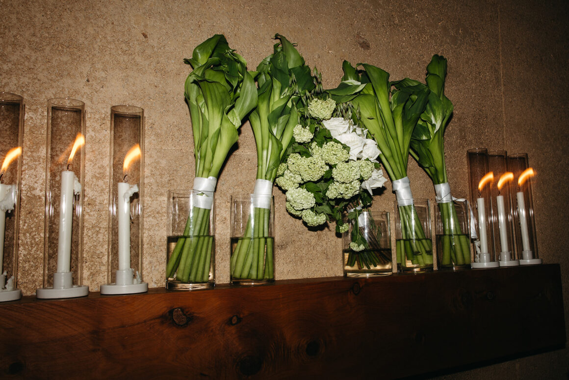 Gros plan de bouquets de mariage verts non conventionnels aux formes organiques naturelles
