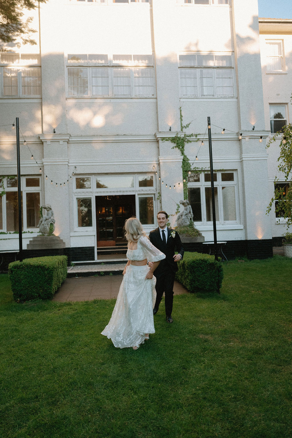 mariés à l'hôtel Robertson à Grace Loves Lace and Institchu