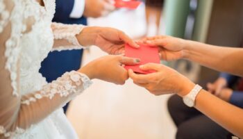 Les experts financiers sont d’accord : « C’est ce que les mariés devraient faire pour que l’argent du mariage ne disparaisse pas. »