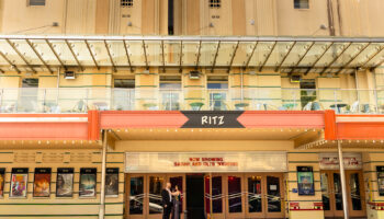 Mariés au cinéma | Célébration du cinéma à Sydney par Sarah + Oli