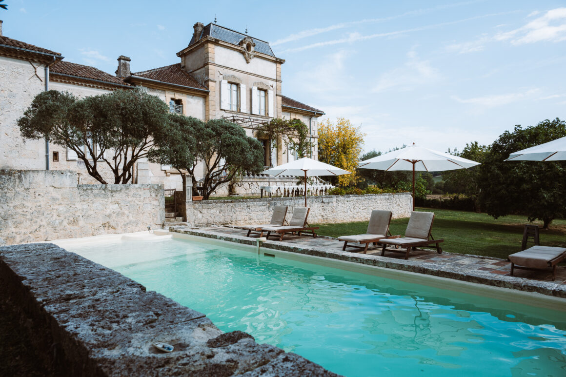 Élégante réception de mariage en plein air au Château Coty dans le sud de la France