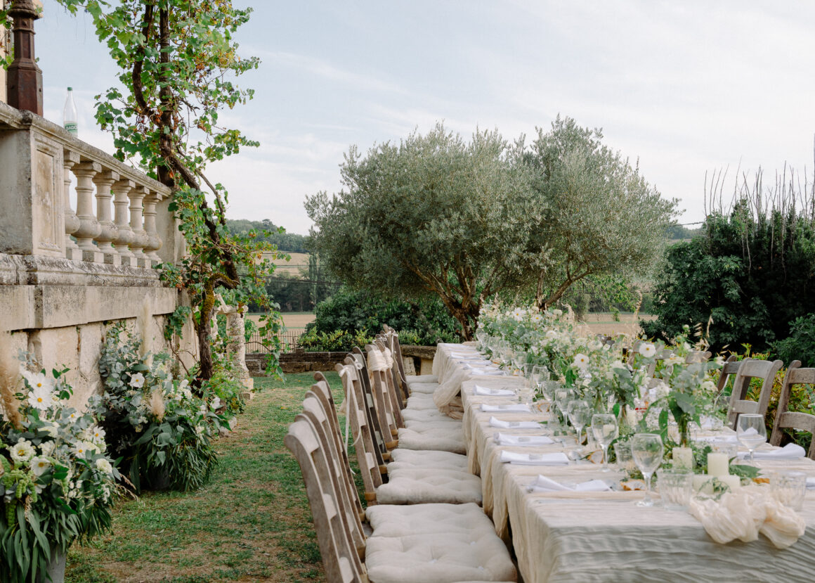 Style de mariage chic pour une garden-party avec des bougies ivoire et des tables drapées