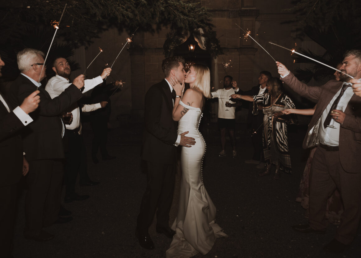 Portraits au coucher du soleil des mariés dans un lieu de mariage à la campagne française