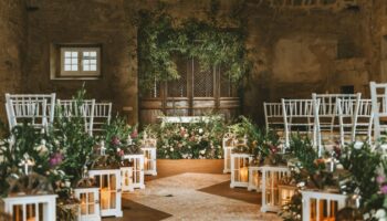 L'incroyable demeure du XIXème siècle utilisée pour les mariages dans une commune de 17 habitants : grande salle et espaces verts