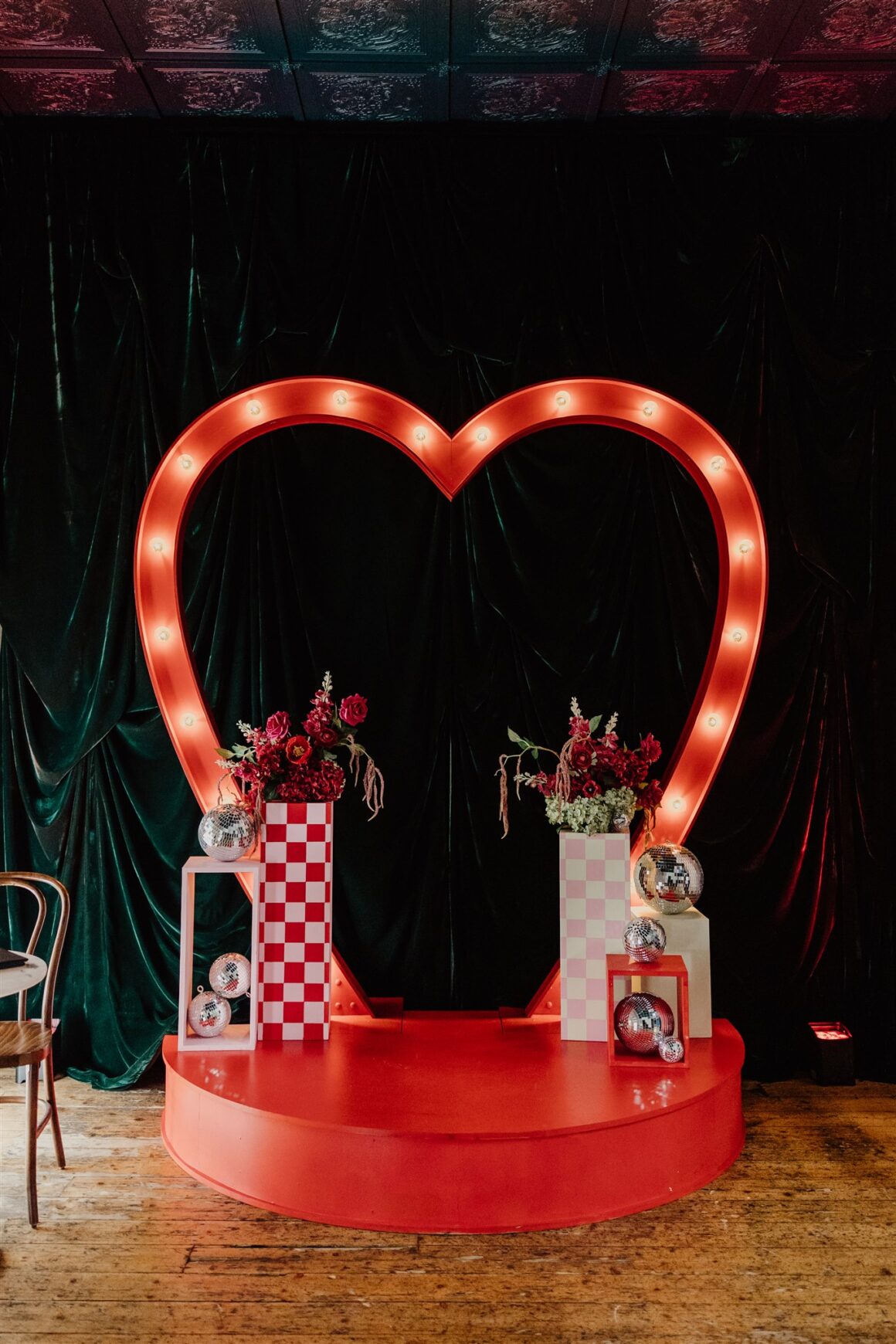 Intérieur de la chapelle Cherry Bomb avec néons et style de mariage rétro