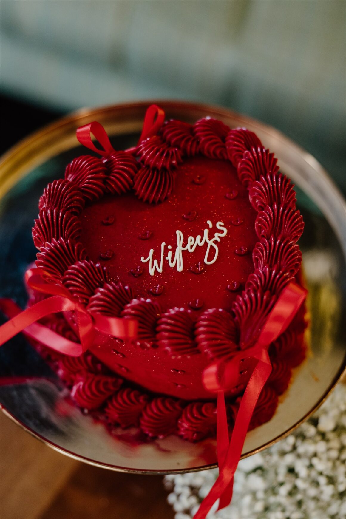 Gâteau de mariage moderne tout rouge lors d'une fuite insolite à Perth
