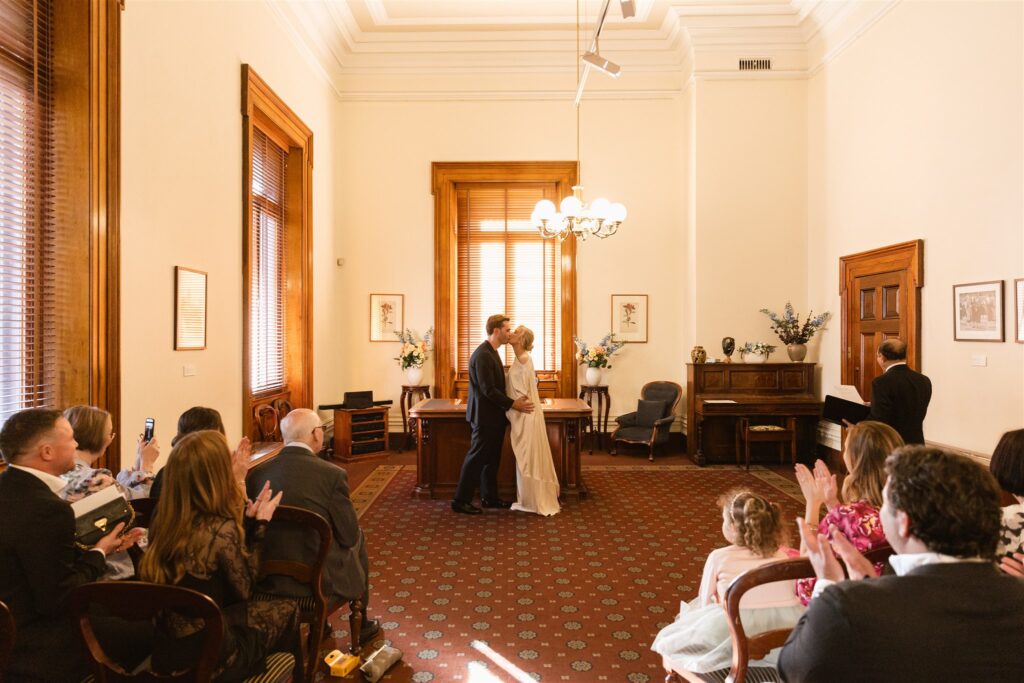 Mariage intime à Melbourne au restaurant Hazel